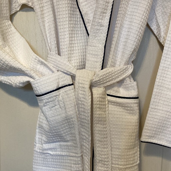 EUC Treasure Island white and navy full length bathrobe. One size. Unisex. - Picture 6 of 7